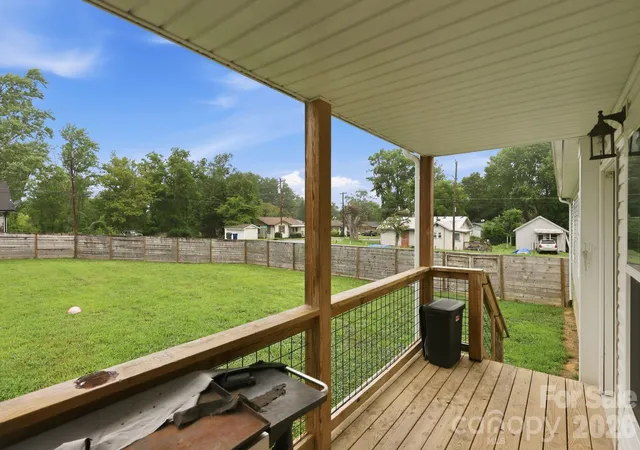 Photo 3 of Single family home for sale at 417 Glover St, Hendersonville, NC 28792 | MLS# 4404033 | Listing updated on 2026-08-21