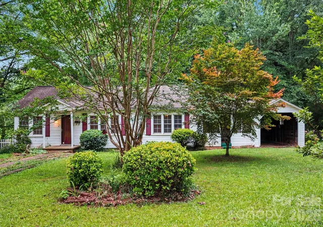 1st image of 515 N Hill St, Dallas, NC 28034 | MLS# 4404106