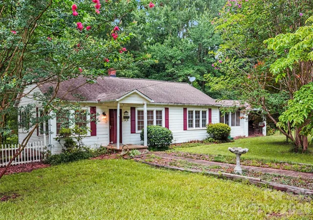 Photo 3 of Single family home for sale at 515 N Hill St, Dallas, NC 28034 | MLS# 4404106 | Listing updated on 2026-08-10