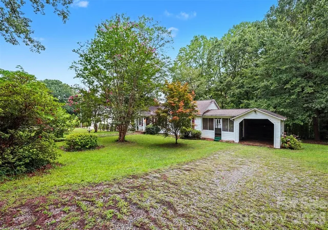 Photo 3 of Single family home for sale at 515 N Hill St, Dallas, NC 28034 | MLS# 4404106 | Listing updated on 2026-08-10