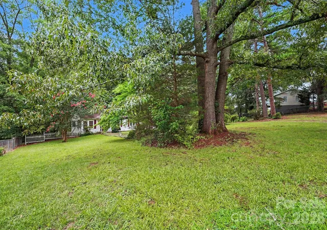 Photo 4 of Single family home for sale at 515 N Hill St, Dallas, NC 28034 | MLS# 4404106 | Listing updated on 2026-08-10