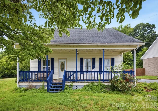 Photo 1 of Single family home for sale at 302 Catawba Ave, Hickory, NC 28601 | MLS# 4404145 | Listing updated on 2026-08-12