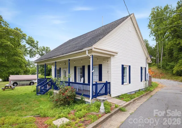 Photo 2 of Single family home for sale at 302 Catawba Ave, Hickory, NC 28601 | MLS# 4404145 | Listing updated on 2026-08-12
