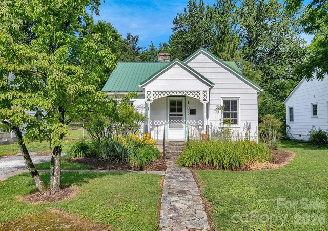 Photo 1 of Single family home for sale at 105 Parkview Dr, Brevard, NC 28712 | MLS# 4404177 | Listing updated on 2026-09-04