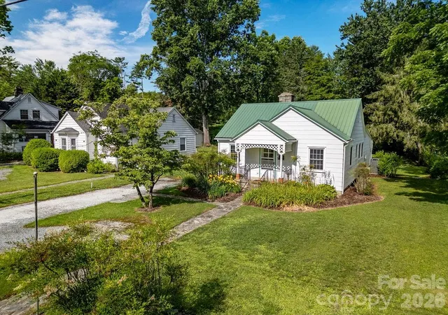 Photo 2 of Single family home for sale at 105 Parkview Dr, Brevard, NC 28712 | MLS# 4404177 | Listing updated on 2026-09-04