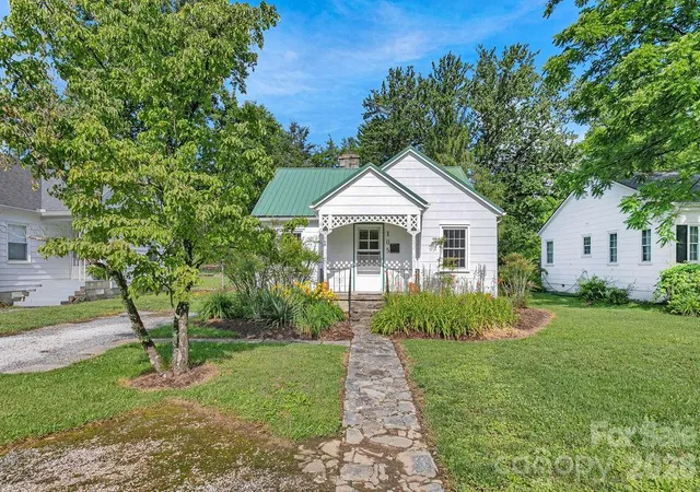 Photo 3 of Single family home for sale at 105 Parkview Dr, Brevard, NC 28712 | MLS# 4404177 | Listing updated on 2026-09-05