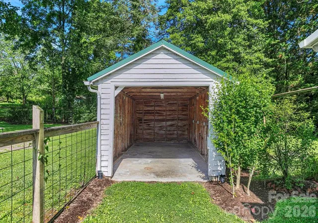Photo 40 of Single family home for sale at 105 Parkview Dr, Brevard, NC 28712 | MLS# 4404177 | Listing updated on 2026-09-04