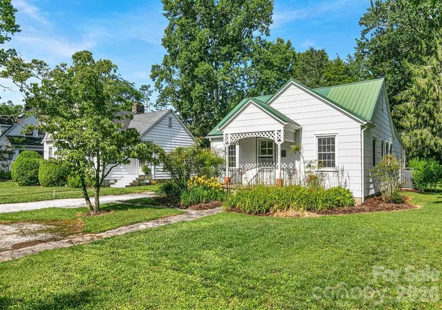 Photo 4 of Single family home for sale at 105 Parkview Dr, Brevard, NC 28712 | MLS# 4404177 | Listing updated on 2026-09-05