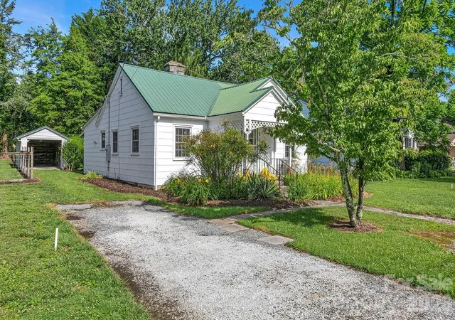 Photo 5 of Single family home for sale at 105 Parkview Dr, Brevard, NC 28712 | MLS# 4404177 | Listing updated on 2026-09-05