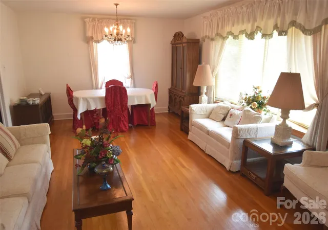 Photo 4 of Sale Pending at 531 Seneca Pl, Charlotte, NC 28210 | MLS# 4404334 | Listing updated on 2026-09-21