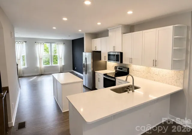 Photo 4 of Townhouse for sale at 658 Uwharrie River Rd, Charlotte, NC 28211 | MLS# 4404339 | Listing updated on 2026-10-17