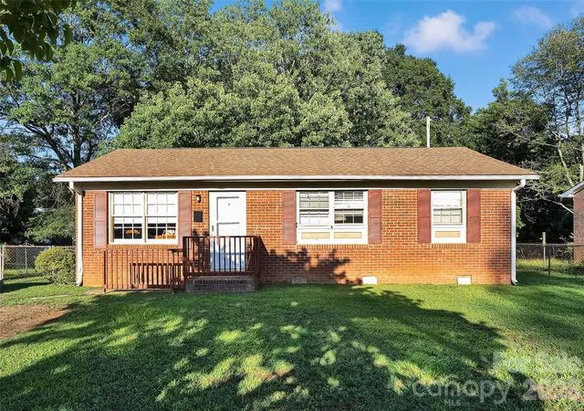 1st image of 308 S Pine St, Dallas, NC 28034 | MLS# 4404367