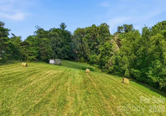 Photo 2 of Single family home for sale at 1686 Dutch Cvs Rd, Canton, NC 28716 | MLS# 4404368 | Listing updated on 2026-09-07