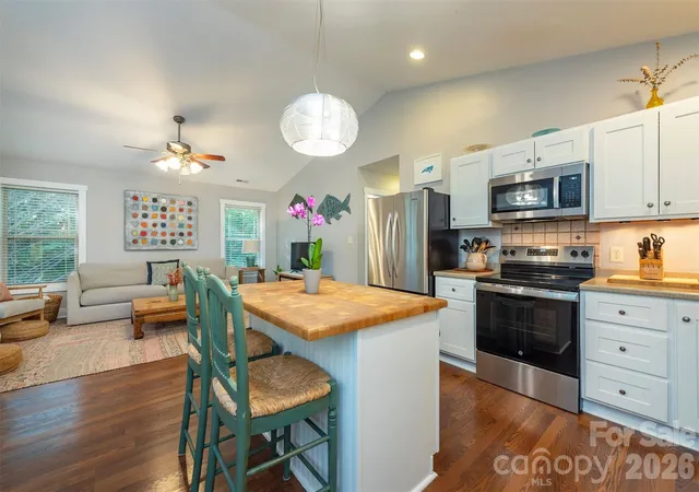 Photo 3 of Single family home for sale at 43 Flynn Branch Rd, Asheville, NC 28804 | MLS# 4404433 | Listing updated on 2026-08-12