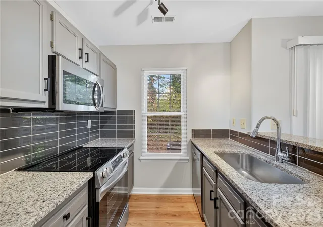 Listing Photo 2 - Condo for sale in building located at 6407 Windsor Gate Ln, Charlotte, NC 28215 - Unit #