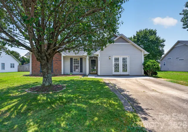 Photo 2 of Single family home for sale at 906 Woodhill Dr, Fletcher, NC 28732 | MLS# 4404575 | Listing updated on 2026-09-11