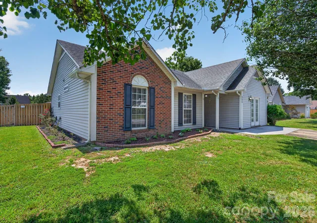 Photo 3 of Single family home for sale at 906 Woodhill Dr, Fletcher, NC 28732 | MLS# 4404575 | Listing updated on 2026-09-11