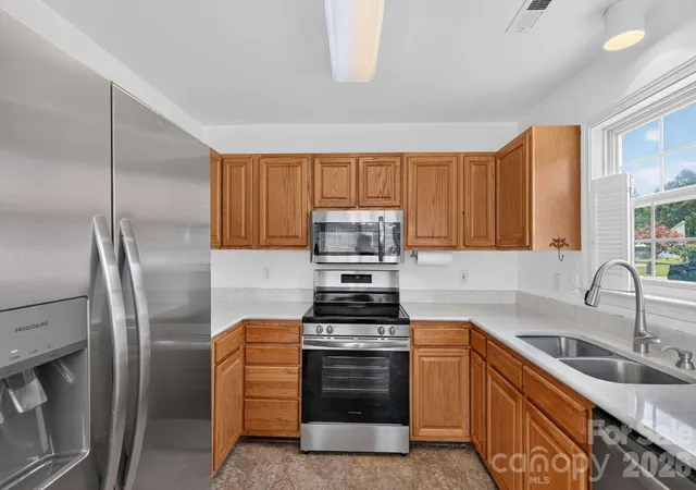 Photo 3 of Single family home for sale at 906 Woodhill Dr, Fletcher, NC 28732 | MLS# 4404575 | Listing updated on 2026-09-11