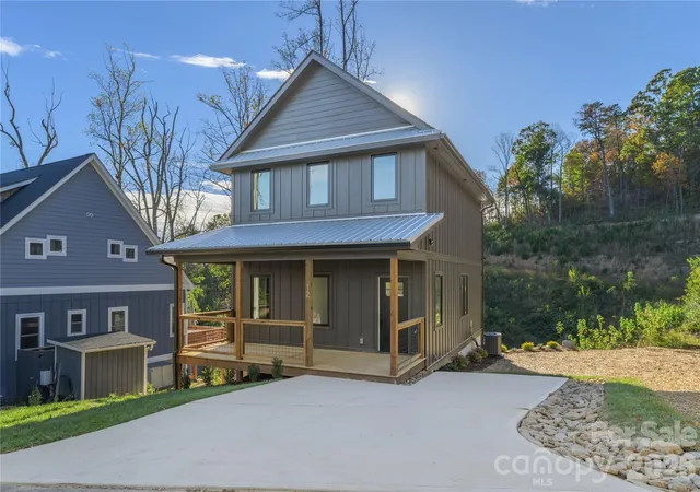 Photo 1 of Single family home for sale at 12 Weaver Hl Rd, Asheville, NC 28805 | MLS# 4404599 | Listing updated on 2026-10-29