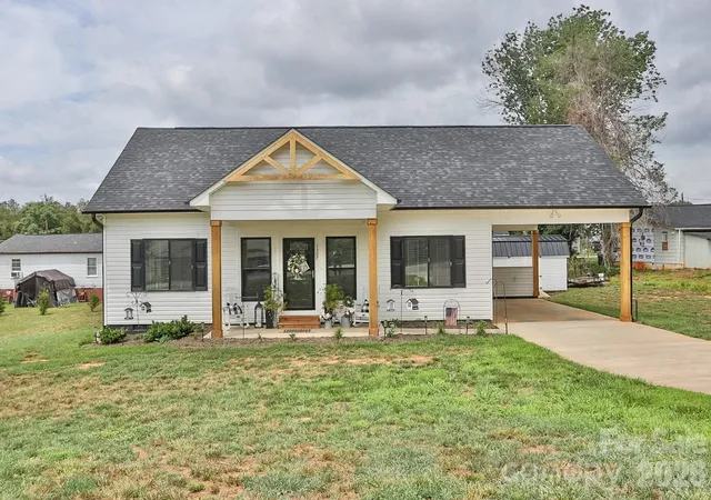 Photo 3 of Single family home for sale at 1307 Unifi Industrial Dr, Yadkinville, NC 27055 | MLS# 4404609 | Listing updated on 2026-10-02