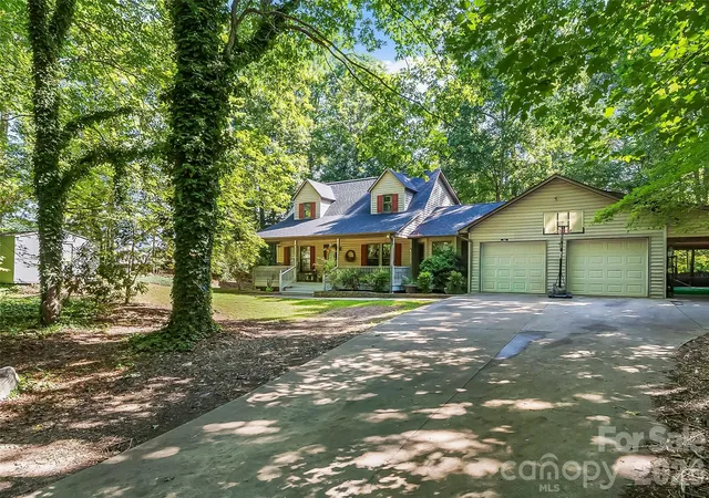 Photo 2 of Single family home for sale at 34 Lakeside Dr, Marion, NC 28752 | MLS# 4404651 | Listing updated on 2026-09-03