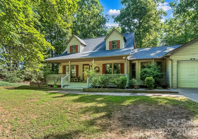 Photo 3 of Single family home for sale at 34 Lakeside Dr, Marion, NC 28752 | MLS# 4404651 | Listing updated on 2026-09-03