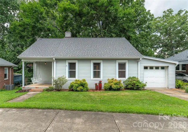 Photo 3 of Single family home for sale at 3 Enka Oak St, Candler, NC 28715 | MLS# 4404679 | Listing updated on 2026-08-26