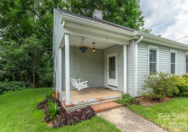 Photo 3 of Single family home for sale at 3 Enka Oak St, Candler, NC 28715 | MLS# 4404679 | Listing updated on 2026-08-26