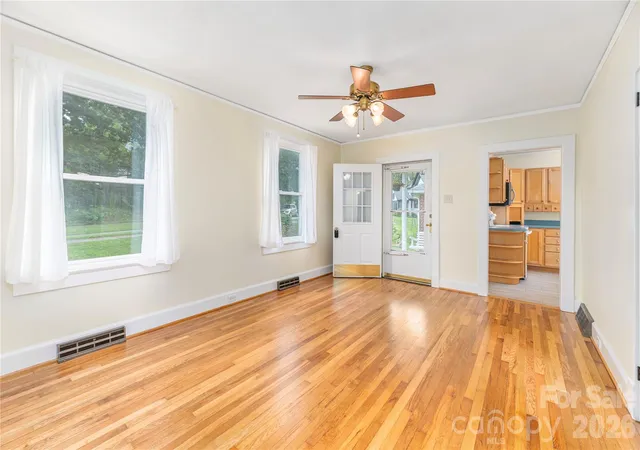 Photo 4 of Single family home for sale at 3 Enka Oak St, Candler, NC 28715 | MLS# 4404679 | Listing updated on 2026-08-26