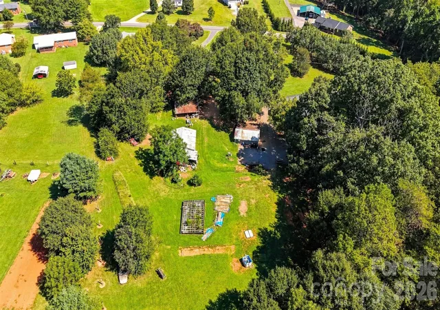 Photo 3 of Single family home for sale at 1261 Davis Rd, Lincolnton, NC 28092 | MLS# 4404751 | Listing updated on 2026-09-28