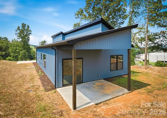 Photo 2 of Single family home for sale at 909 Overlook Dr Sw, Lenoir, NC 28645 | MLS# 4404771 | Listing updated on 2026-09-25