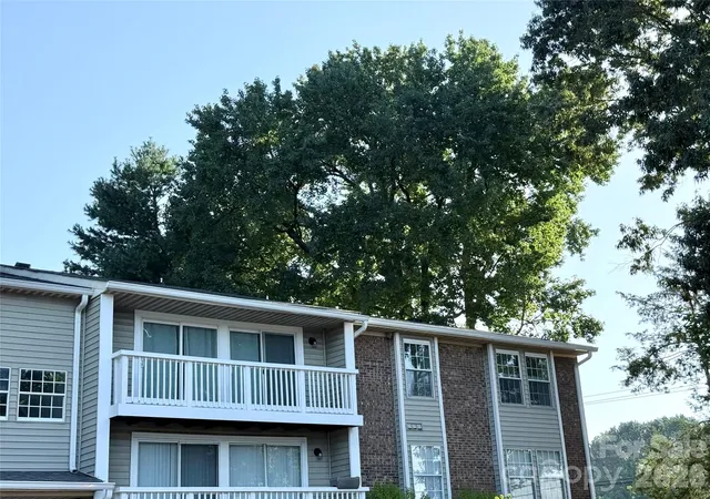 Listing Photo 3 - Condo for sale in building located at 1645 Arlyn Cir, Charlotte, NC 28213 - Unit #M