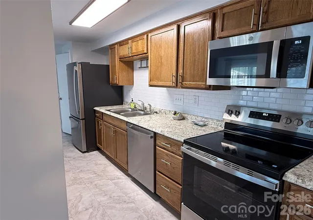Listing Photo 5 - Condo for sale in building located at 1645 Arlyn Cir, Charlotte, NC 28213 - Unit #M