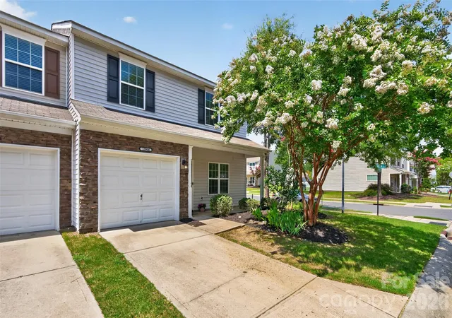 Photo 1 of Townhouse for sale at 13904 Singleleaf Ln, Charlotte, NC 28278 | MLS# 4404805 | Listing updated on 2026-09-13