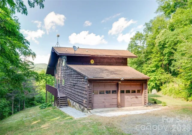 Photo 5 of Single family home for sale at 300 Buck Dr, Hot Springs, NC 28743 | MLS# 4404873 | Listing updated on 2026-08-31
