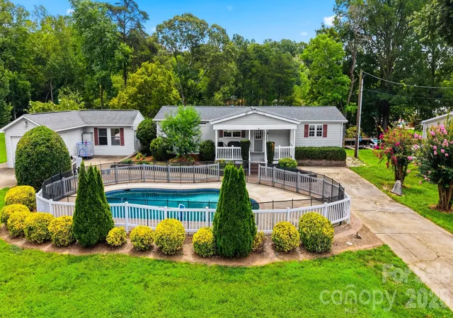 2nd image of 4520 Lake Dr, Sherrills Ford, NC 28673 | MLS# 4404925