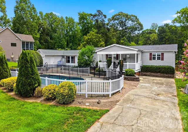 Photo 3 of Single family home for sale at 4520 Lake Dr, Sherrills Ford, NC 28673 | MLS# 4404925 | Listing updated on 2026-09-25