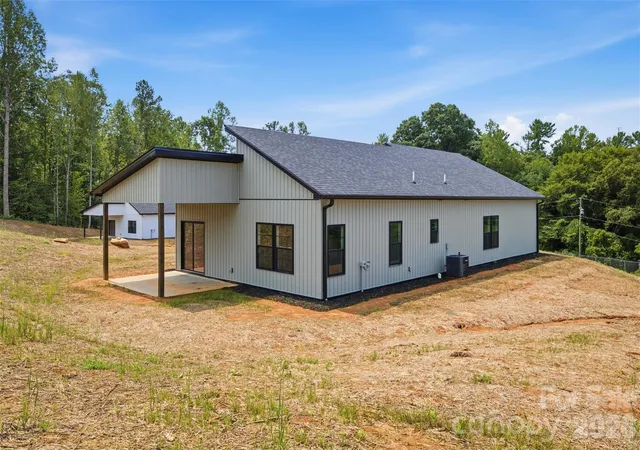 Photo 2 of Single family home for sale at 913 Overlook Dr Sw, Lenoir, NC 28645 | MLS# 4405017 | Listing updated on 2026-09-25