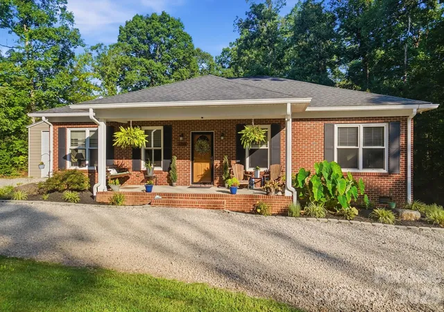 Photo 3 of Single family home for sale at 4739 Mountain Is Dr W, Charlotte, NC 28214 | MLS# 4405083 | Listing updated on 2026-09-28