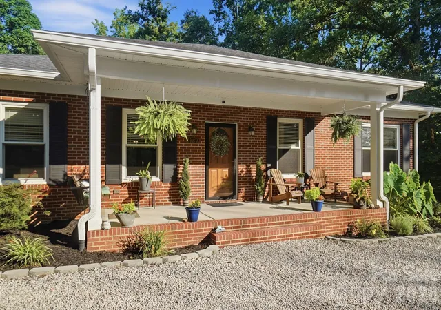 Photo 3 of Single family home for sale at 4739 Mountain Is Dr W, Charlotte, NC 28214 | MLS# 4405083 | Listing updated on 2026-09-28