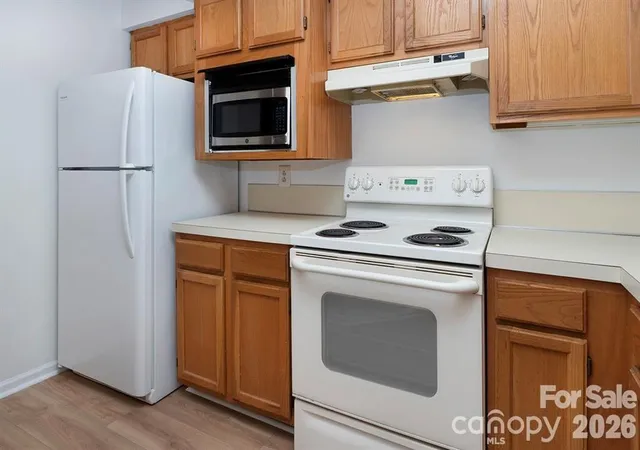 Listing Photo 4 - Condo for sale in building located at 2536 Stradbrook Dr, Charlotte, NC 28210 - Unit #B