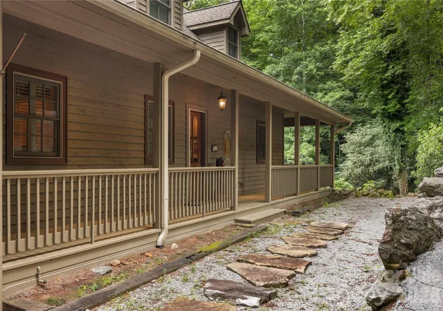 Photo 3 of Single family home for sale at 911 Buckberry Dr N, Sapphire, NC 28774 | MLS# 4405145 | Listing updated on 2026-08-02