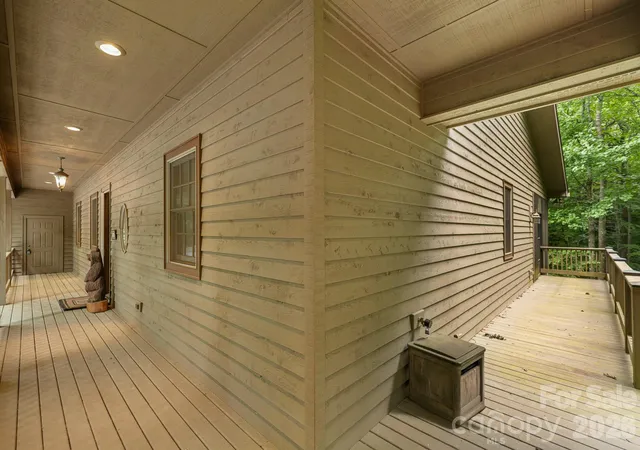 Photo 5 of Single family home for sale at 911 Buckberry Dr N, Sapphire, NC 28774 | MLS# 4405145 | Listing updated on 2026-08-02