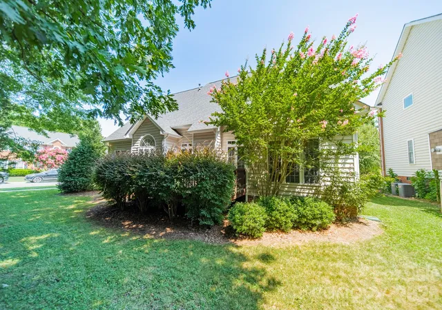Photo 4 of Single family home for sale at 20400 Marblehead Ct, Cornelius, NC 28031 | MLS# 4405200 | Listing updated on 2026-08-21