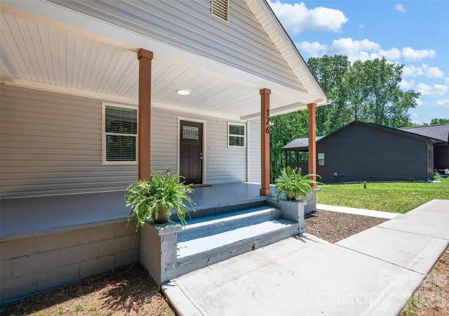 Photo 3 of Sale Pending at 126 39th Avenue Ct Nw, Hickory, NC 28601 | MLS# 4405295 | Listing updated on 2026-08-31