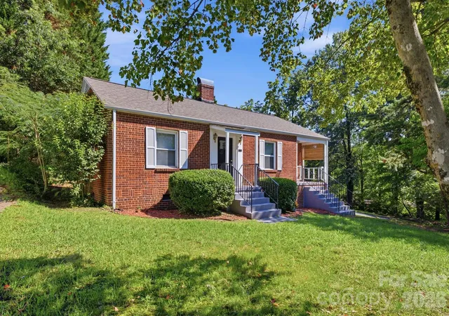 2nd image of 1060 14th Ave Nw, Hickory, NC 28601 | MLS# 4405421
