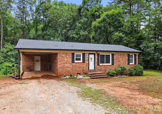 3rd image of 3104 University Dr, Lancaster, SC 29720 | MLS# 4405422
