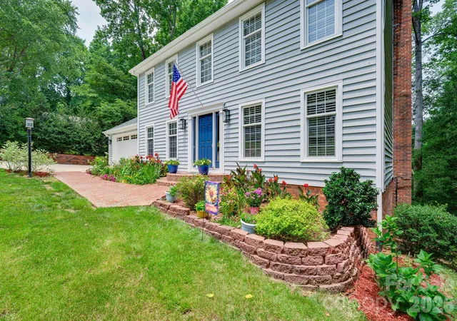 Photo 3 of Single family home for sale at 200 35th Avenue Nw, Hickory, NC 28601 | MLS# 4405471 | Listing updated on 2026-08-21