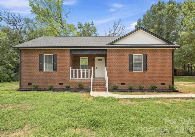 Photo 1 of Single family home for sale at 302 Hunter St, York, SC 29745 | MLS# 4405475 | Listing updated on 2026-09-25