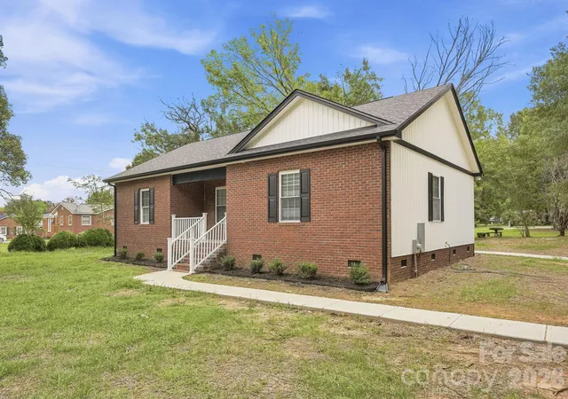 Photo 2 of Single family home for sale at 302 Hunter St, York, SC 29745 | MLS# 4405475 | Listing updated on 2026-09-25